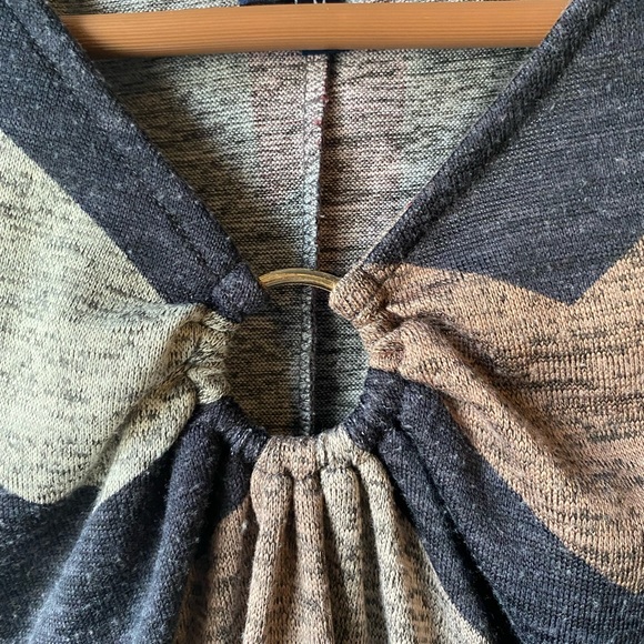 Olivia Blu Top Size Medium O Circle Ring Short Sleeve - Picture 3 of 6